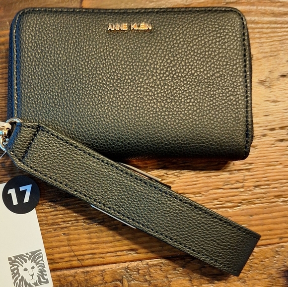 Anne Klein Handbags - GIVVY Anne Klein Black Leather Wristlet